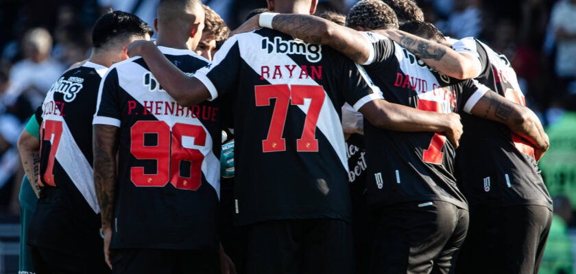 Vasco e Vitória se enfrentam pelo Brasileirão