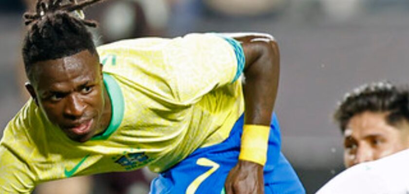 Vinícius Júnior com a camisa da seleção brasileira