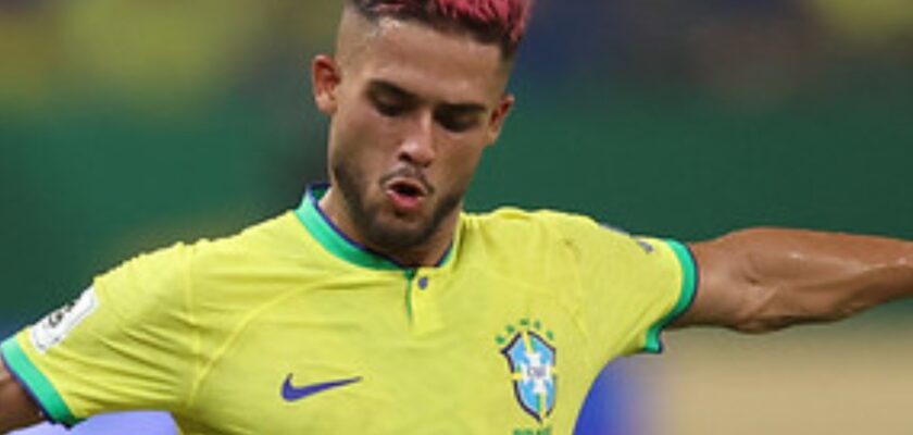 Yan Couto, lateral da seleção, com cabelo rosa em jogo contra a Venezuela