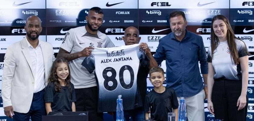 Corinthians apresentou hoje o meia Alex Santana