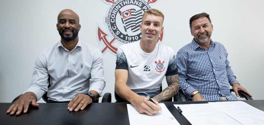 Corinthians anunciou hoje a contratação do volante Charles