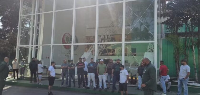 Torcedores do Palmeiras invadem a Academia de Futebol