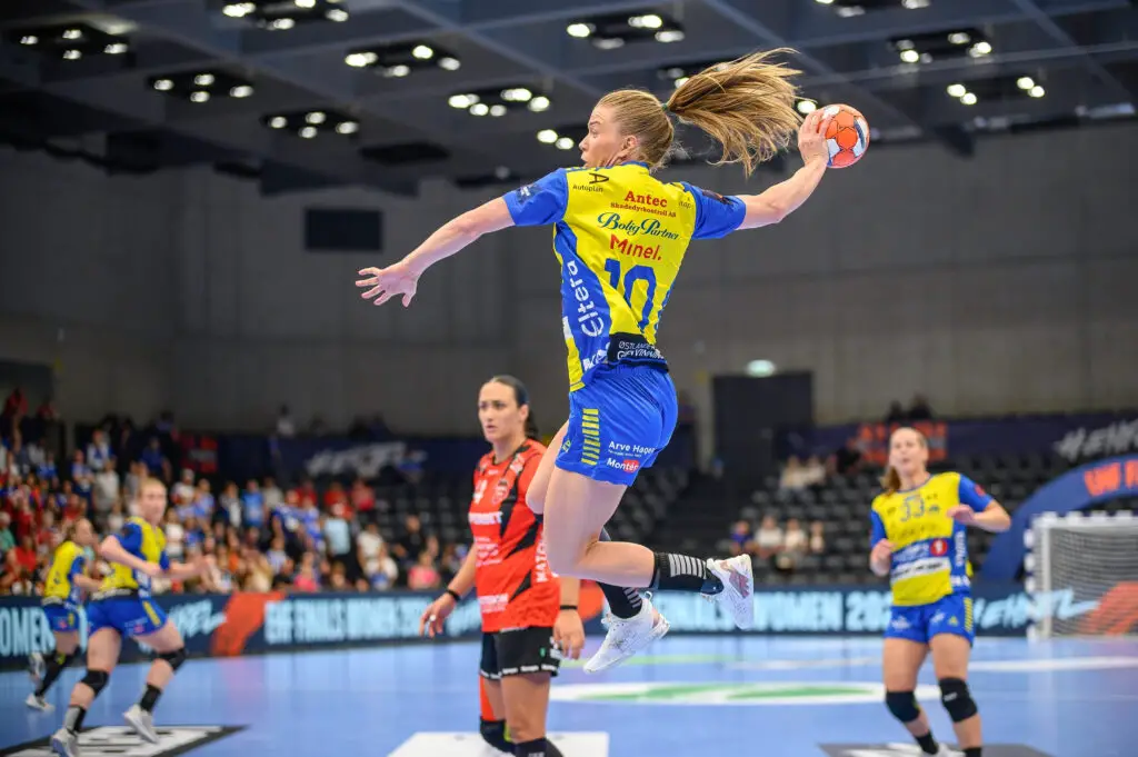Meet Brazil's best female Handball wingers today 2 Brazil's best female Handball wingers today