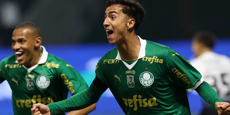 Vitor Reis, do Palmeiras, é o melhor zagueiro Sub-21 da América do Sul