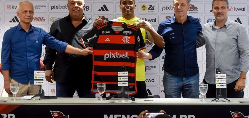 Flamengo apresentou à imprensa o lateral-esquerdo Alex Sandro