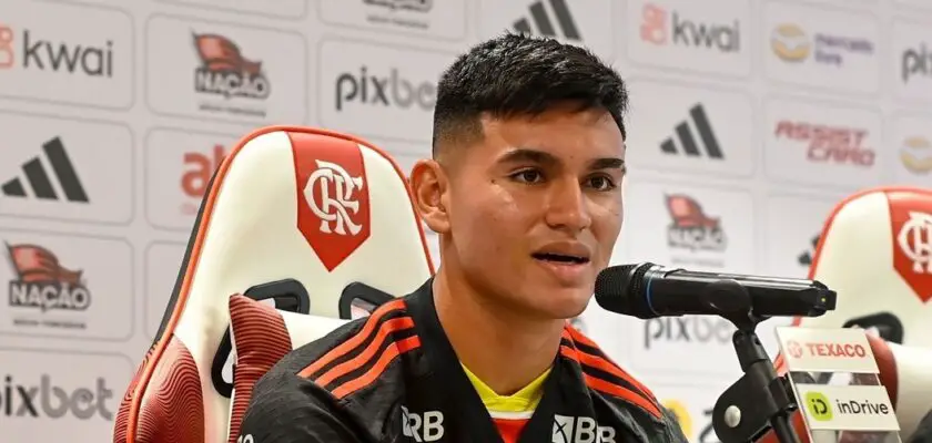 Carlos Alcaraz é apresentado pelo Flamengo