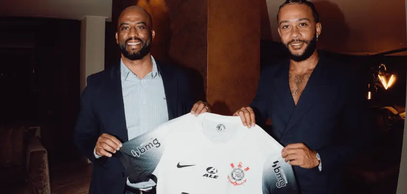 Memphis Depay posa com a camisa do Corinthians