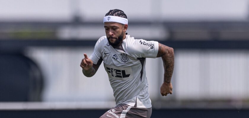 Memphis Depay treina com bola no Corinthians e passa por corredor polonês