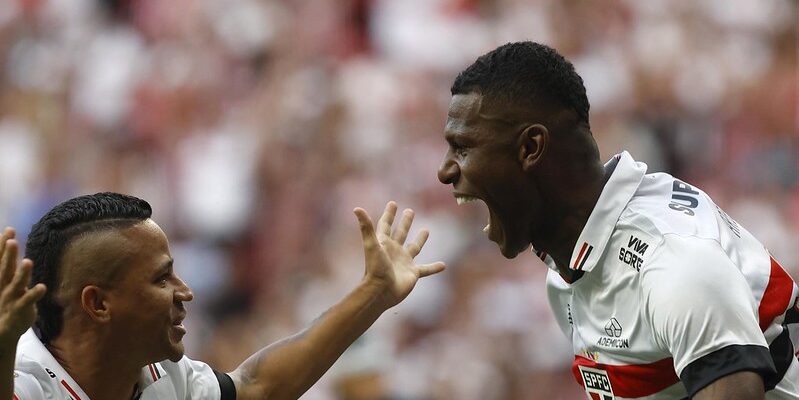 SPFC supera o Corinthians pelo Brasileirão