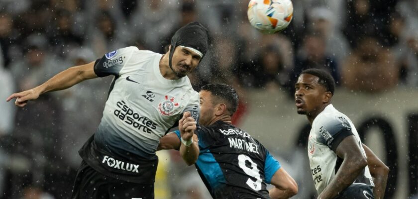 Cacá e André Ramalho foram desfalques nos últimos jogos do Corinthians