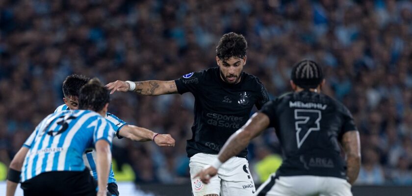 Corinthians erra bastante e é eliminado pelo Racing