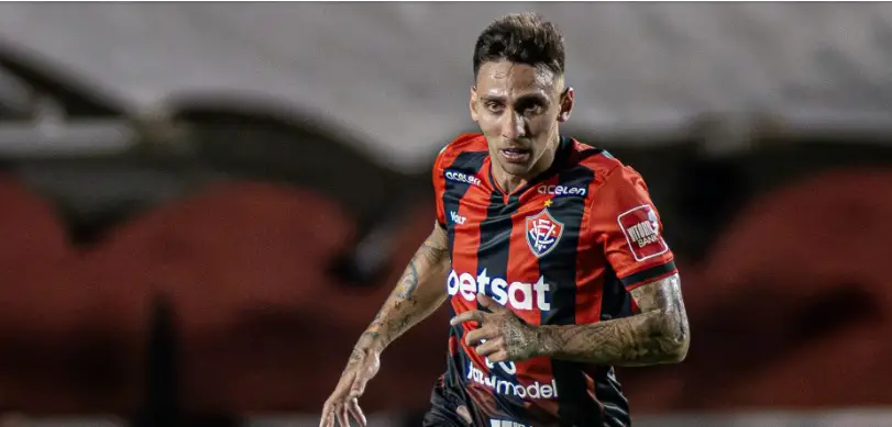 Gustavo Mosquito, ex-Corinthians, defende o Vitória