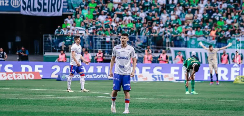 Matheus Rossetto cumpre suspensão em Fluminense x Fortaleza